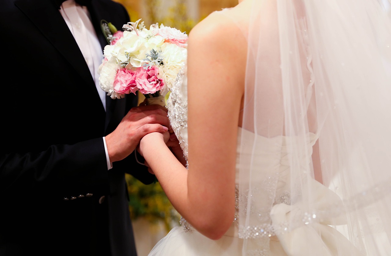 最新婚纱礼服流行趋势及选购指南
